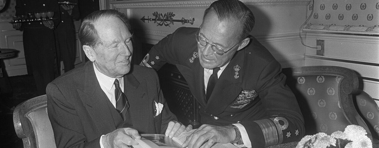 Beyen presenteert zijn memoires aan goede vriend prins Bernhard.