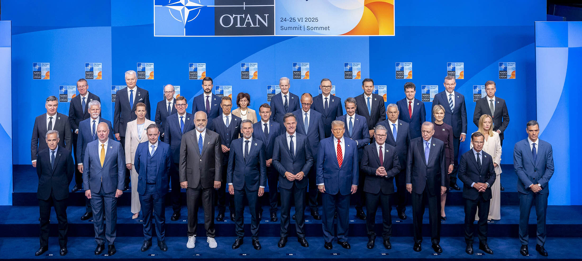 NAVO-leden poseren bij het begin van de NAVO-top.