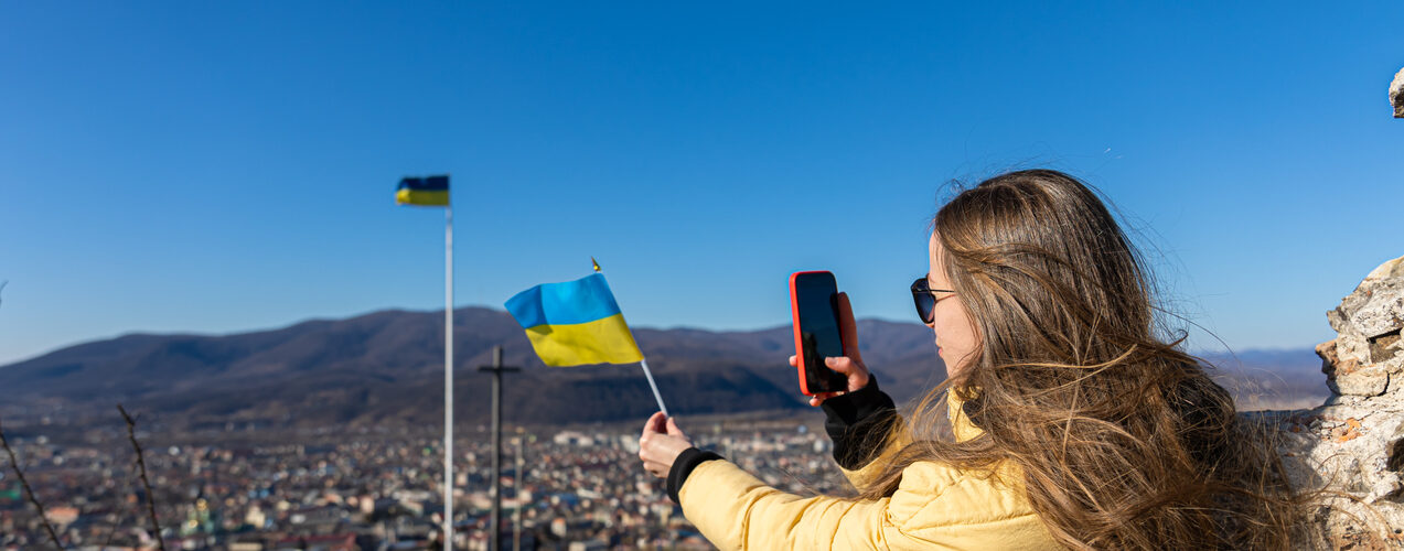Oekraïense burger met smartphone en EU-vlag op de achtergrond