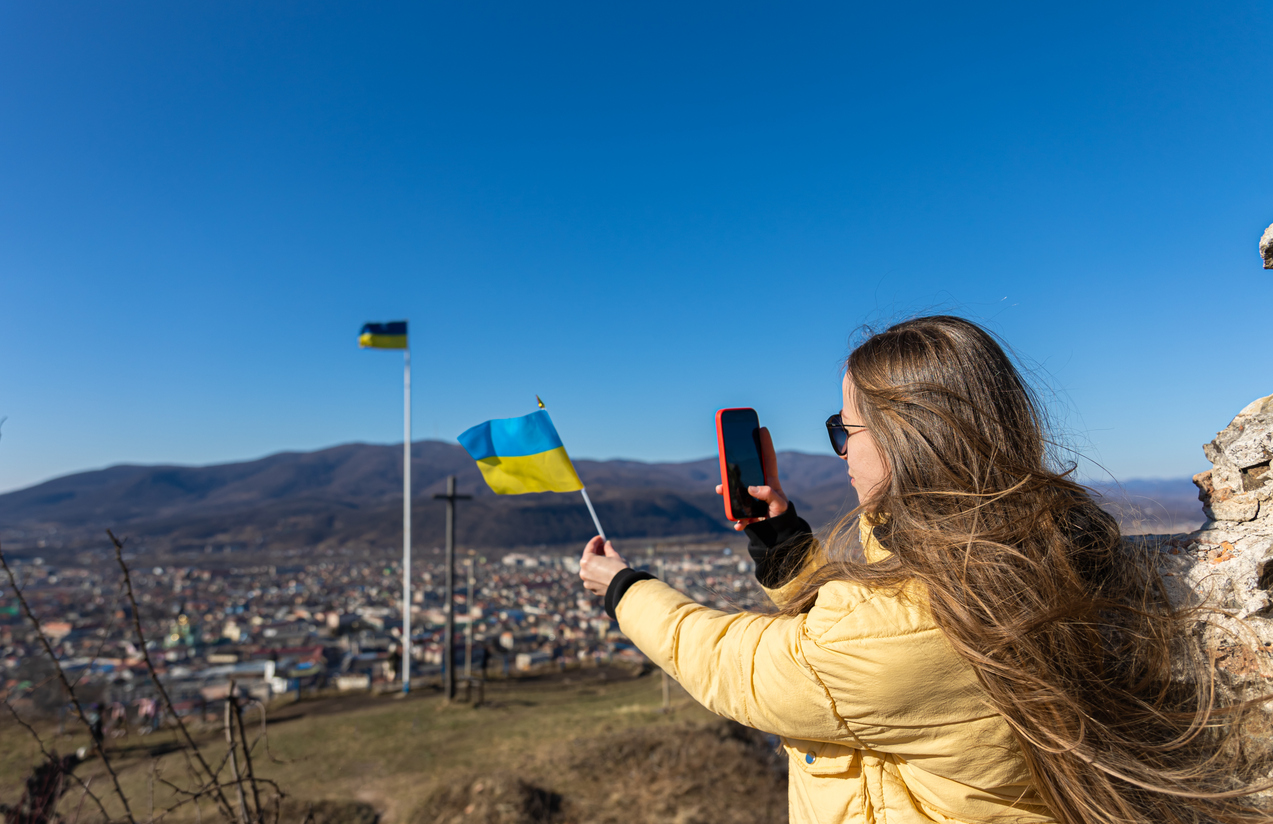 Oekraïense burger met smartphone en EU-vlag op de achtergrond