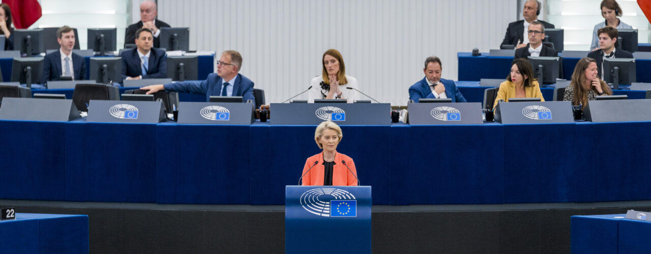 Ursula von der Leyen tijdens het debat over de motie van wantrouwen.