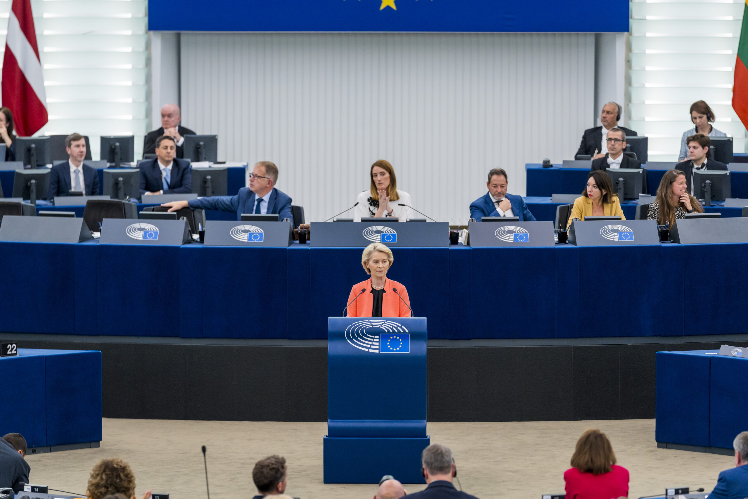 Ursula von der Leyen tijdens het debat over de motie van wantrouwen.