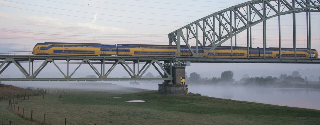 NS-trein op een brug.