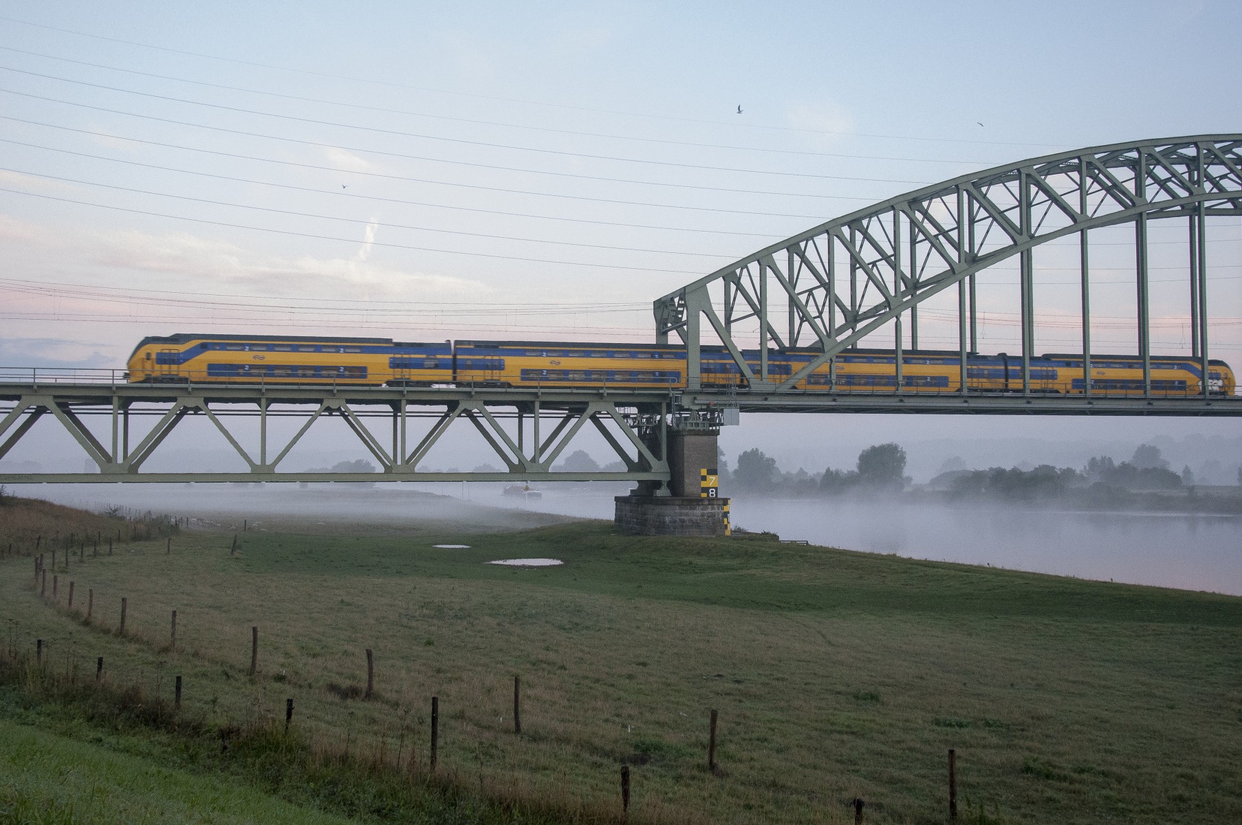 NS-trein op een brug.