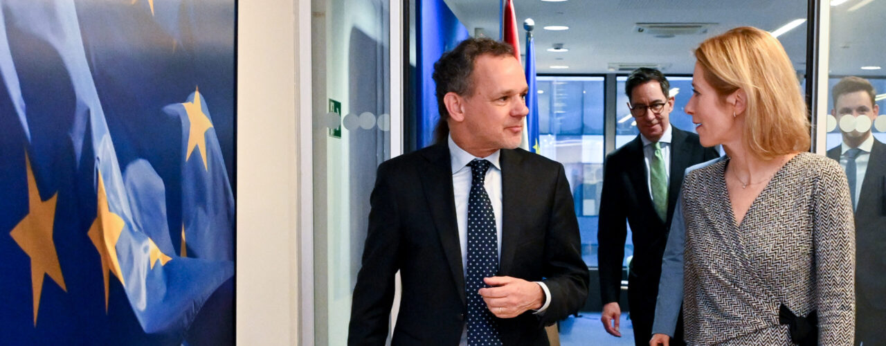Minister van Buitenlandse Zaken Caspar Veldkamp in gesprek met EU-buitenlandchef Kaja Kallas.