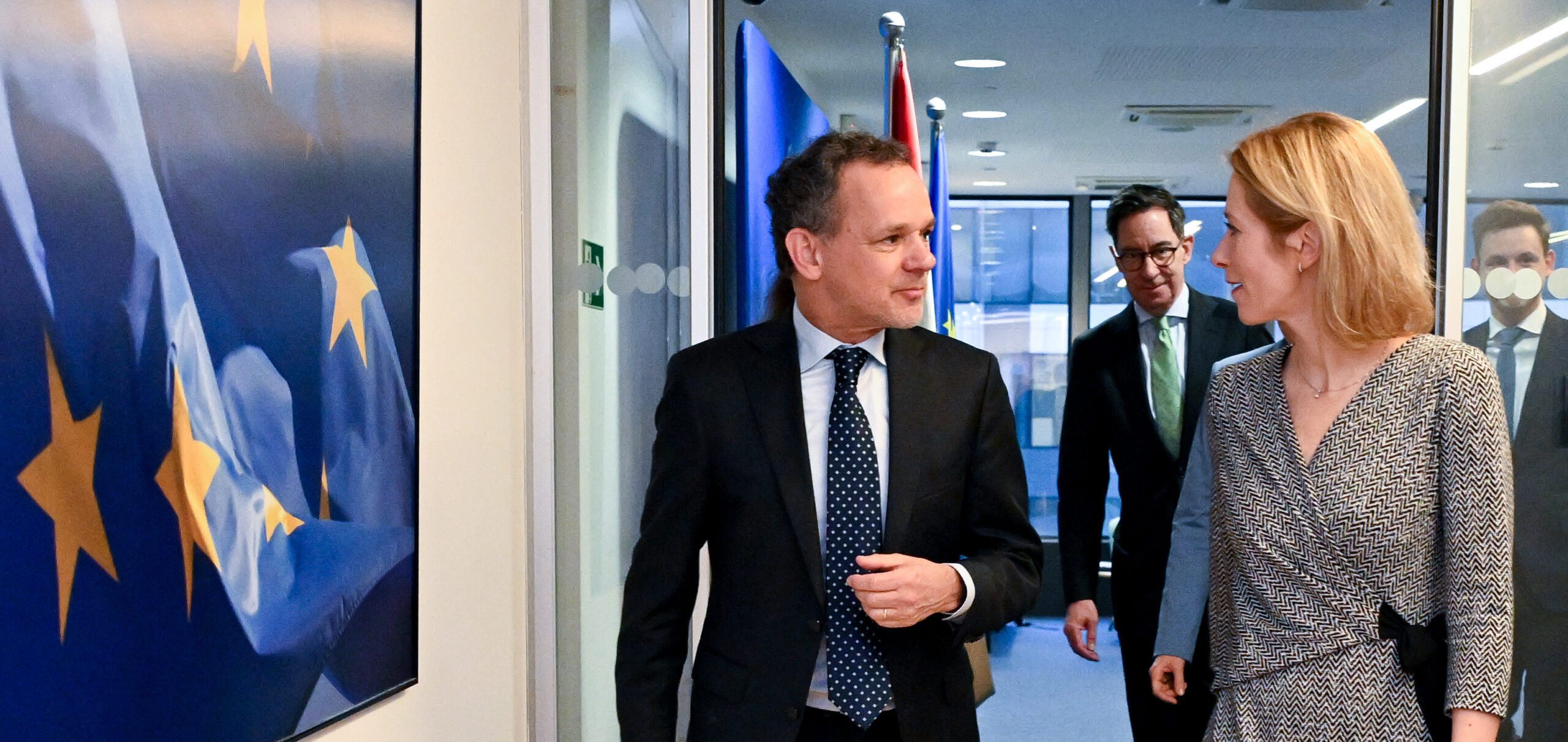 Minister van Buitenlandse Zaken Caspar Veldkamp in gesprek met EU-buitenlandchef Kaja Kallas.