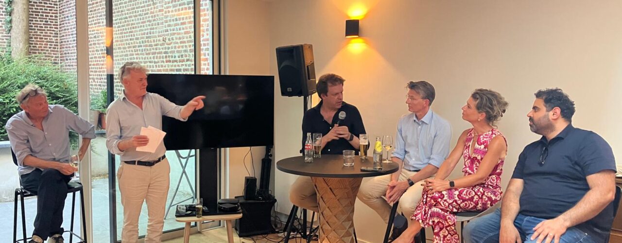 Hard Talk in het Brusselse Holland House met van links naar rechts: Bert van Slooten, Tijn Sadee, Alexander Kolks, Gerben-Jan Gerbrandy, Kysia Hester en Mohamed Chahim