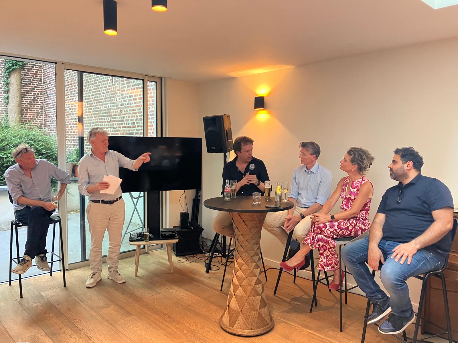 Hard Talk in het Brusselse Holland House met van links naar rechts: Bert van Slooten, Tijn Sadee, Alexander Kolks, Gerben-Jan Gerbrandy, Kysia Hester en Mohamed Chahim