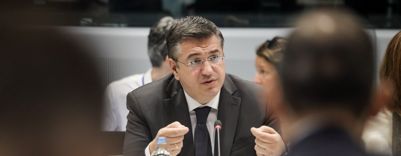 Apostolos Tzitzikostas tijdens een vergadering.