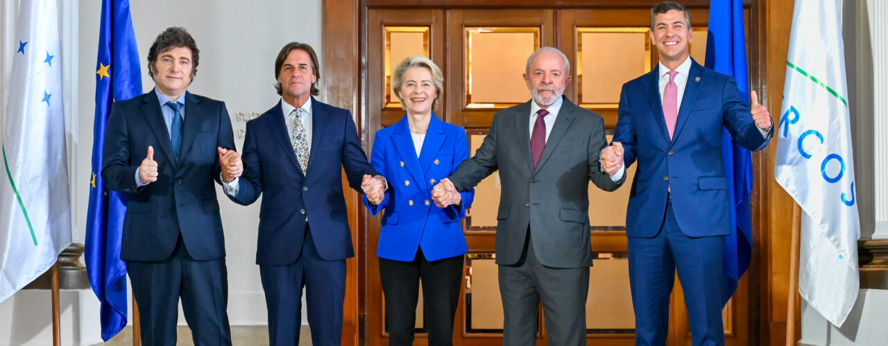 V.l.n.r.: Javier Milei, president van Argentinië, Luis Lacalle Pou, president van Uruguay, Ursula von der Leyen, Luiz Inácio Lula da Silva, president van Brazilië, en Santiago Peña, president van Paraguay. (Foto: Europese Commissie).