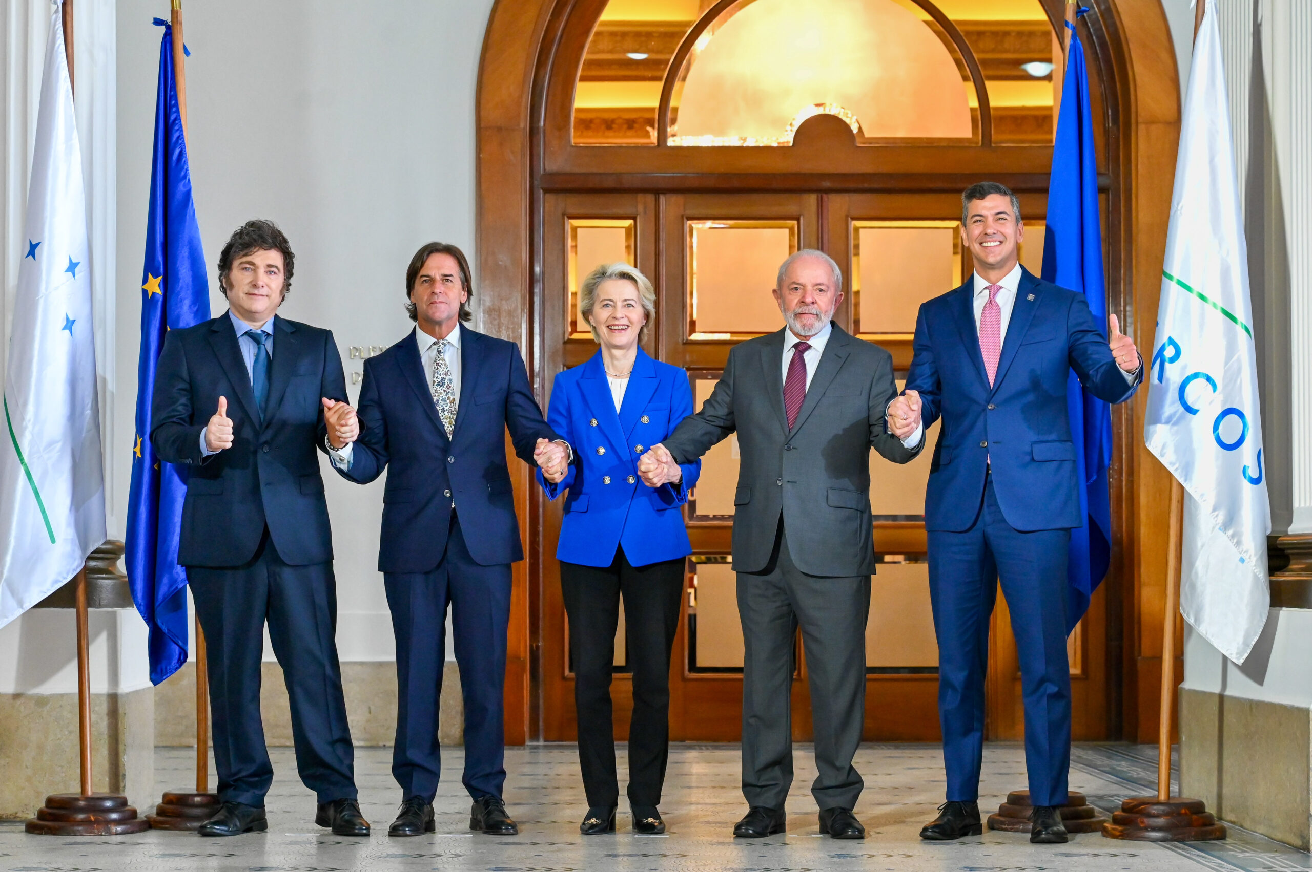 V.l.n.r.: Javier Milei, president van Argentinië, Luis Lacalle Pou, president van Uruguay, Ursula von der Leyen, Luiz Inácio Lula da Silva, president van Brazilië, en Santiago Peña, president van Paraguay. (Foto: Europese Commissie).