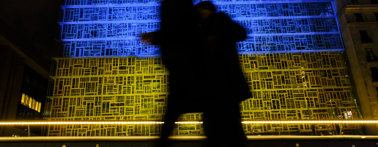 Oekraïne vlag op EU-institutie.