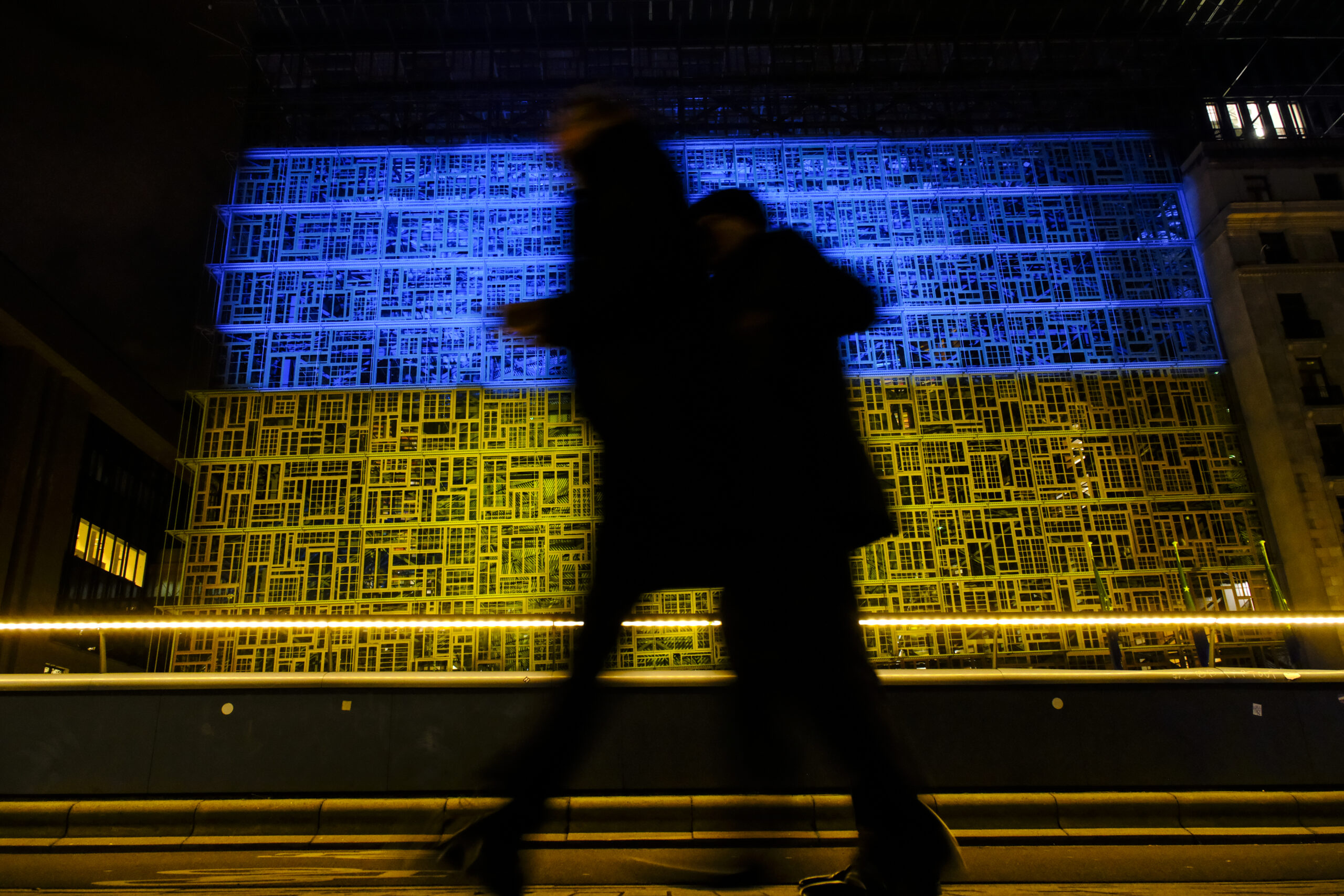 Oekraïne vlag op EU-institutie.