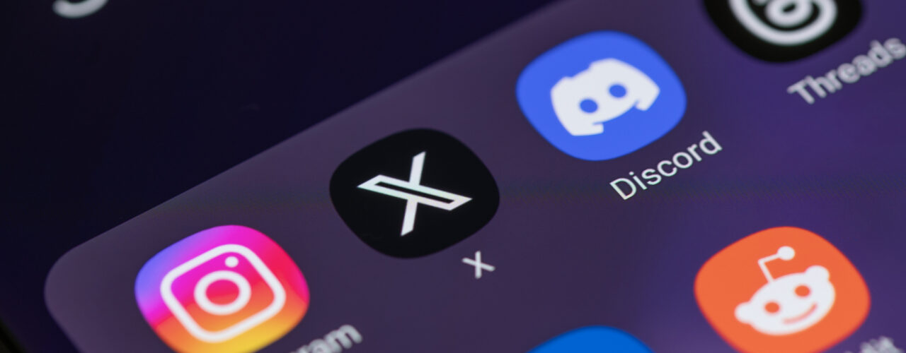 İstanbul, Turkey - August 26, 2023: Social media applications X, instagram, LinkedIn, discord, reddit, Threads, Facebook on smart phone screen.