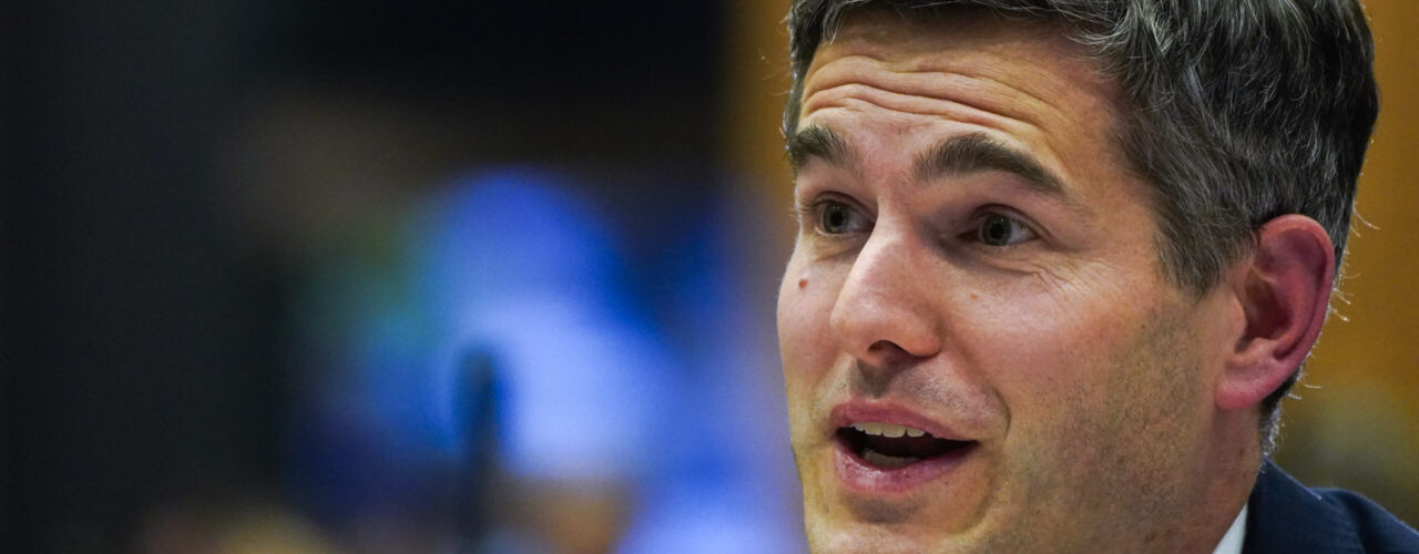 Minister van Buitenlandse Zaken Tom Berendsen tijdens een debat.