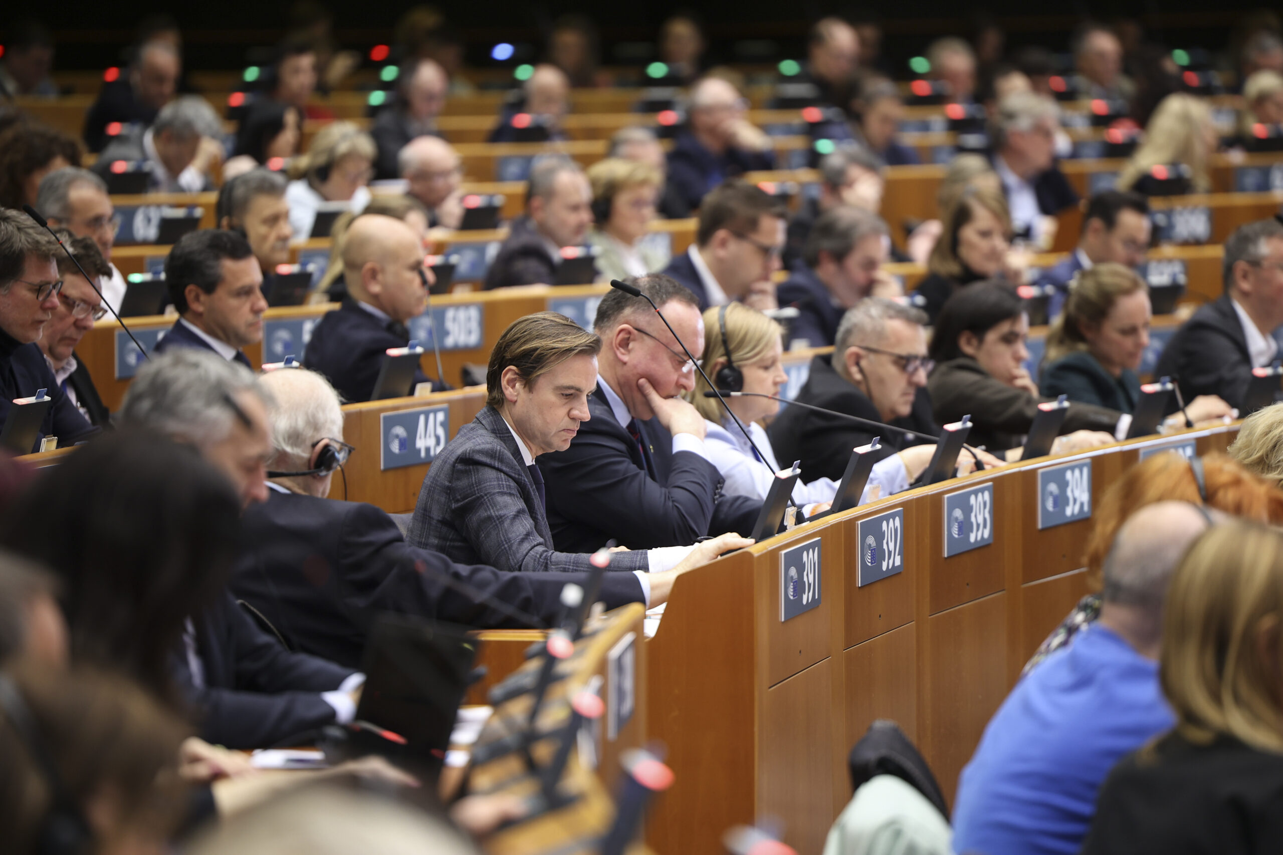 Europarlementariërs stemmen in het Europees Parlement.