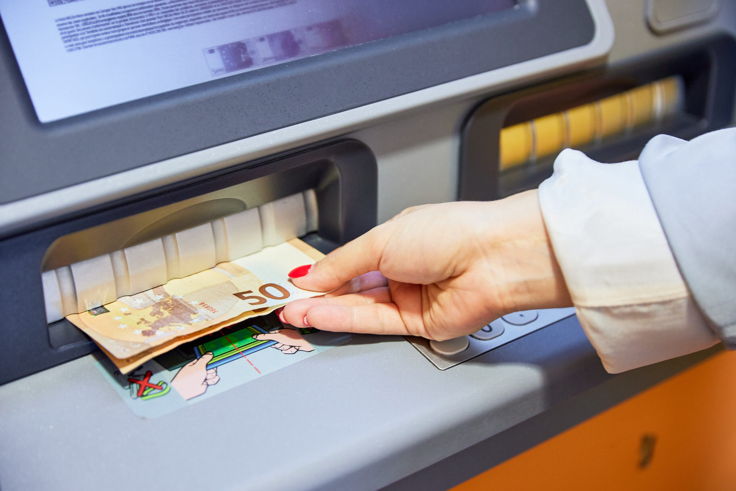 Bankbiljet uit pinautomaat