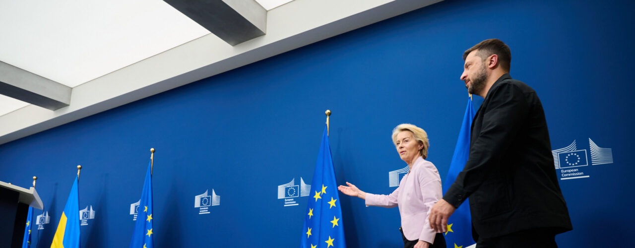 Commissievoorzitter Ursula von der Leyen wijst Volodymyr Zelensky de weg.