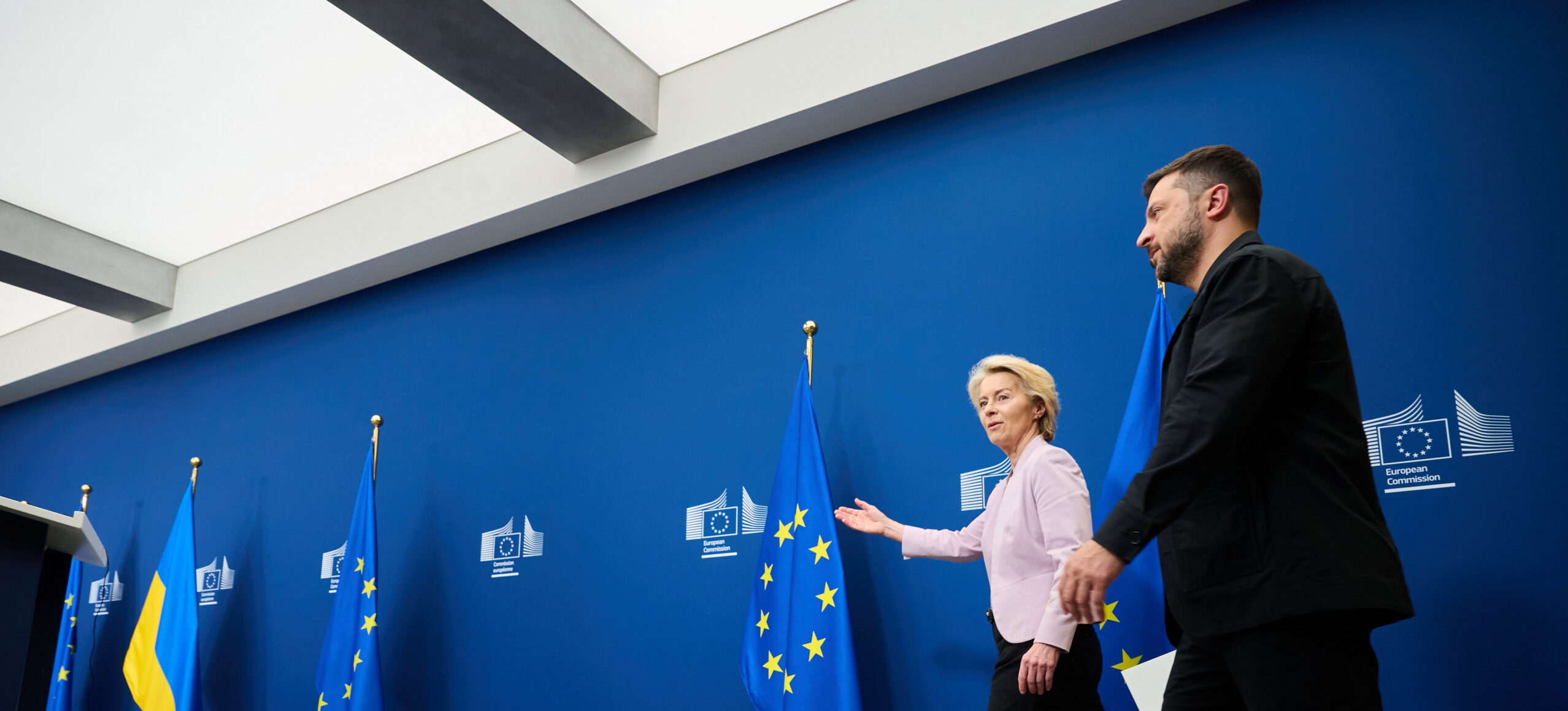 Commissievoorzitter Ursula von der Leyen wijst Volodymyr Zelensky de weg.