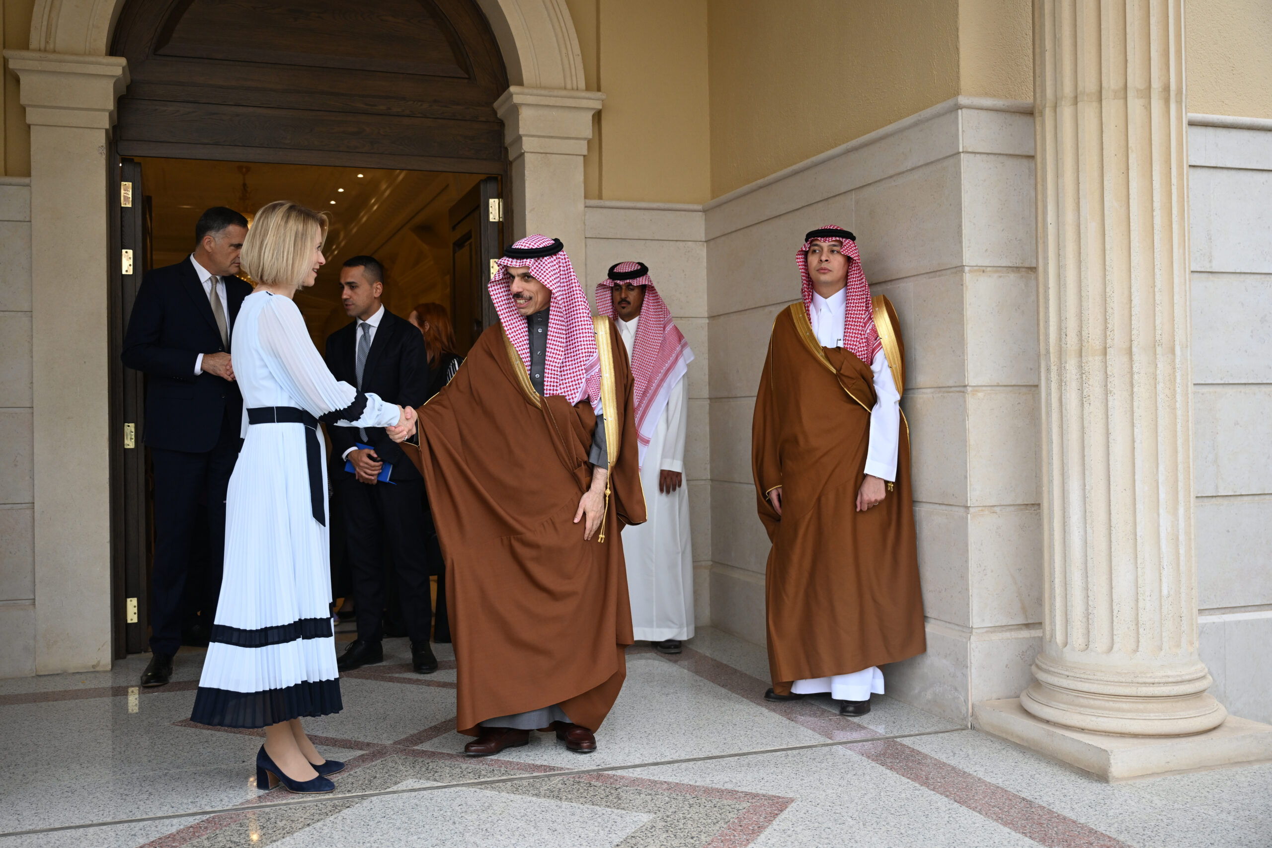 EU-buitenlandchef Kallas tijdens bezoek aan Golfregio: 'Staakt-het-vuren moet ook in Libanon gelden'