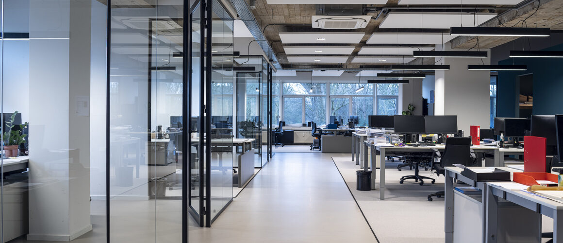 Weinig werknemers in kantoor.