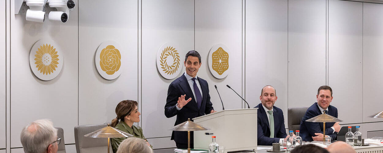 Rob Jetten praat over de Europawet in de Eerste Kamer.