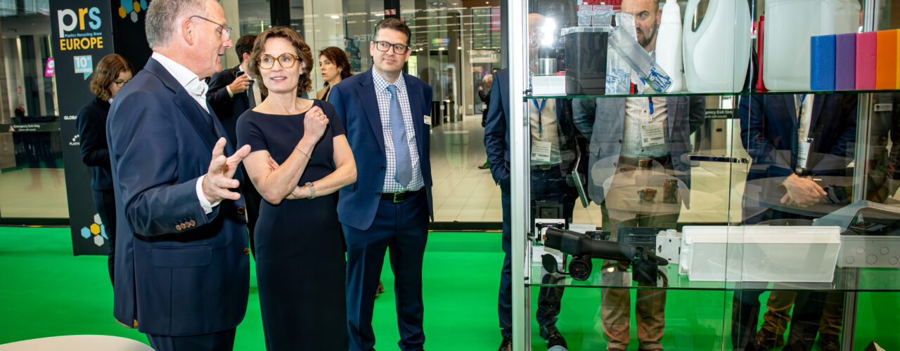 Eurocommissaris Jessika Roswall spreekt over plasticrecycling in Europa op de beurs in Amsterdam