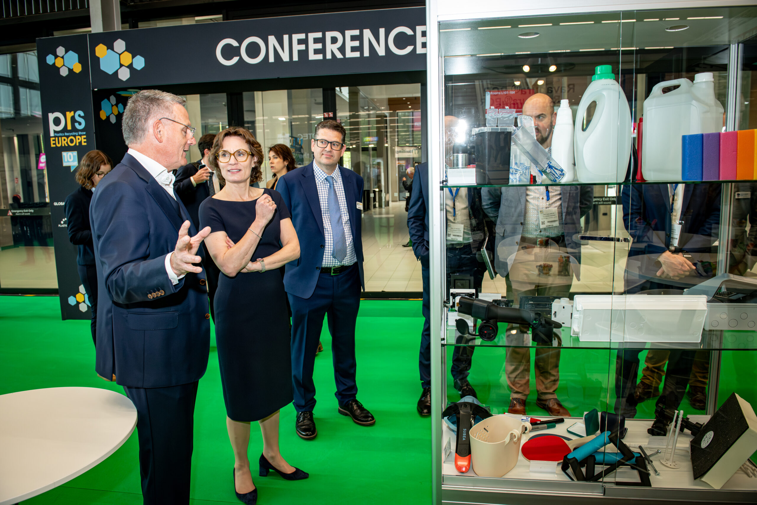 Eurocommissaris Jessika Roswall spreekt over plasticrecycling in Europa op de beurs in Amsterdam