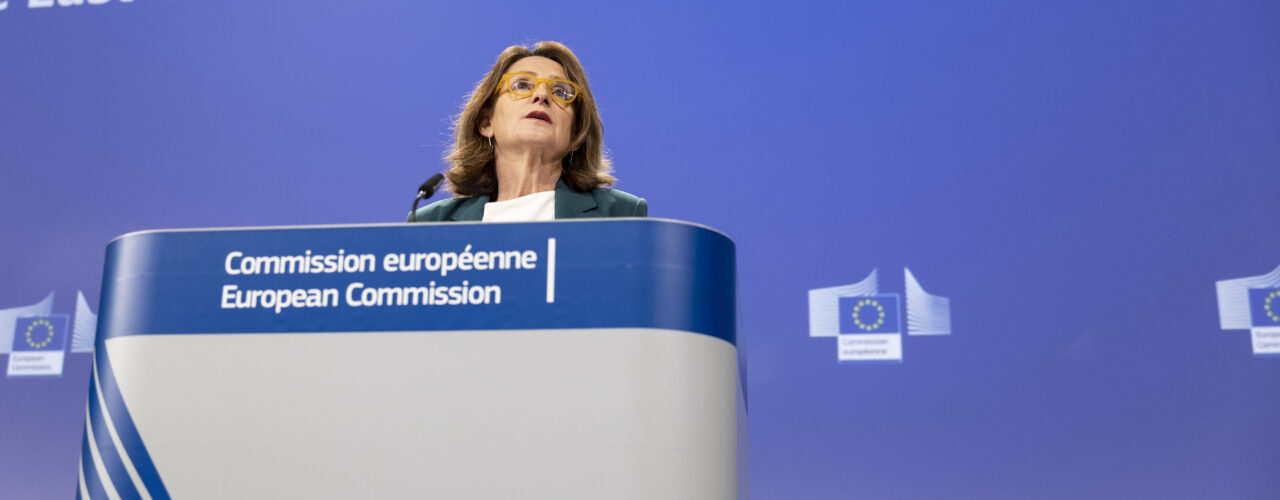 Ribera op de persconferentie over compenseren energieprijzen.