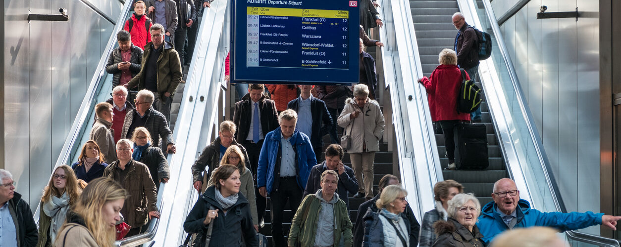 Reizigers wachten op een internationale trein