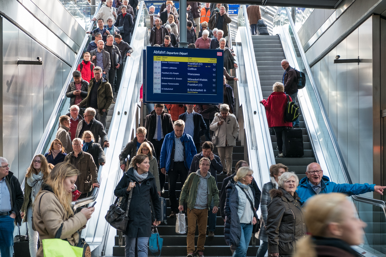 Reizigers wachten op een internationale trein