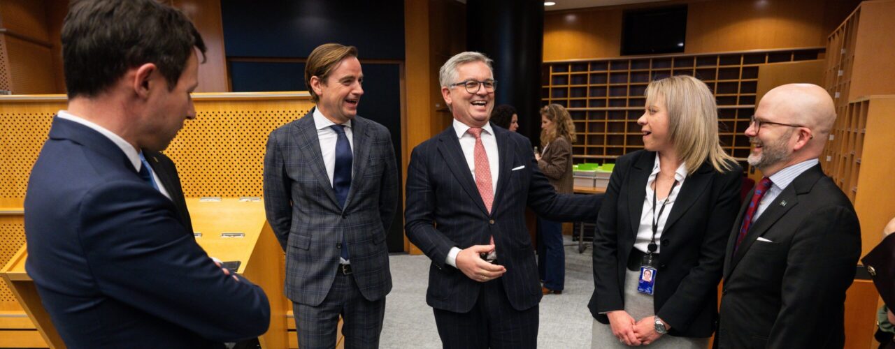 Europarlementariër Malik Azmani (VVD, tweede van links) en Eurocommissaris Magnus Brunner (midden) tijdens de onderhandelingen over de Europese terugkeerverordening in het Europees Parlement.