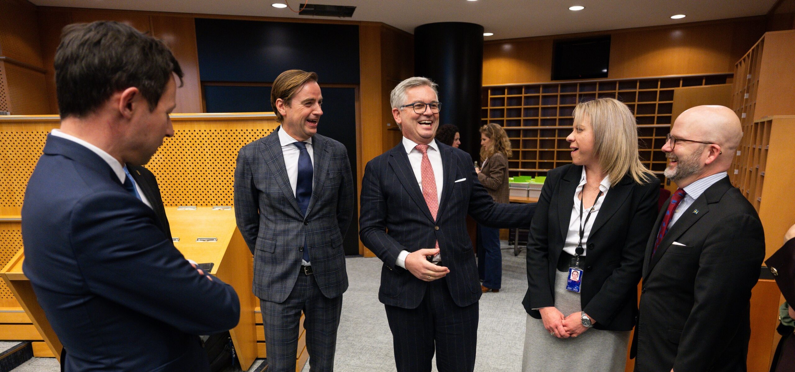 Europarlementariër Malik Azmani (VVD, tweede van links) en Eurocommissaris Magnus Brunner (midden) tijdens de onderhandelingen over de Europese terugkeerverordening in het Europees Parlement.