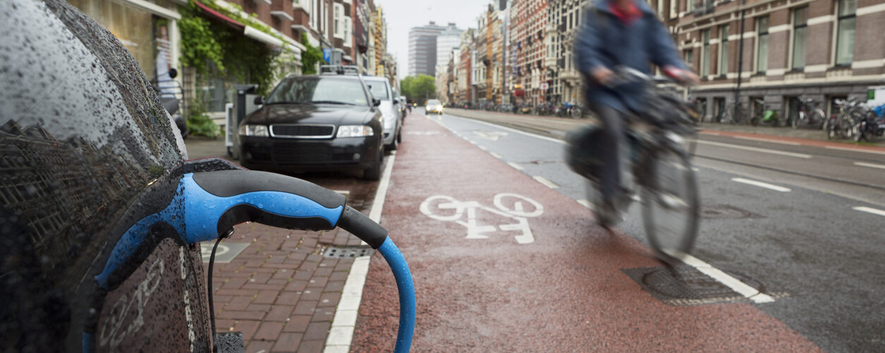 Elektrische leaseauto's op straat in Nederland.