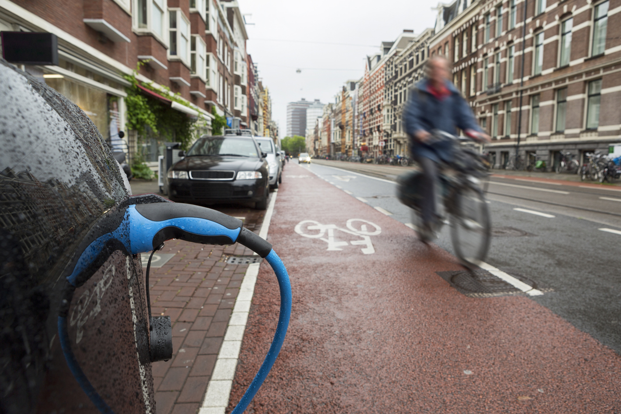 Elektrische leaseauto's op straat in Nederland.