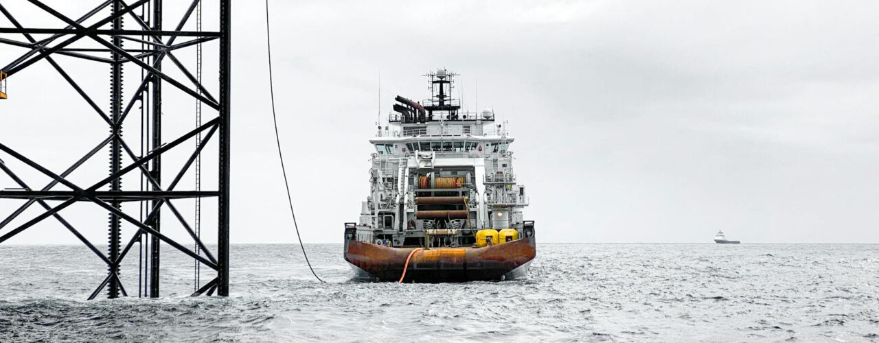 Boorplatform in het Noordpoolgebied boven de Barentszzee