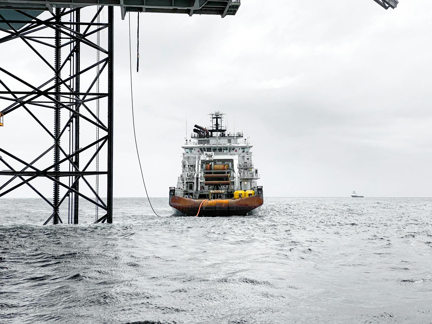 Boorplatform in het Noordpoolgebied boven de Barentszzee
