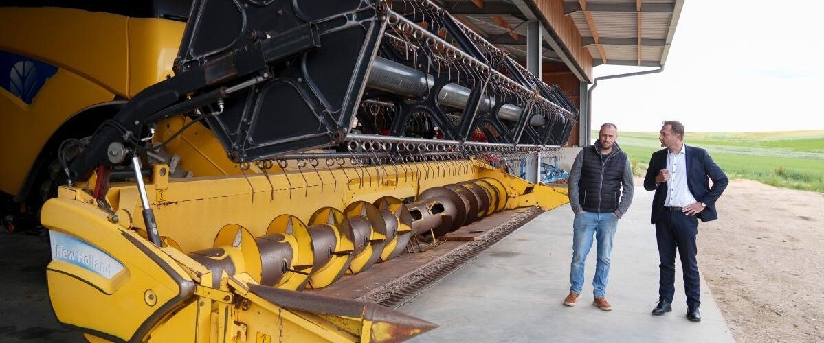 Christophe Hansen, Eurocommissaris voor Landbouw en Voedsel, in gesprek met boeren