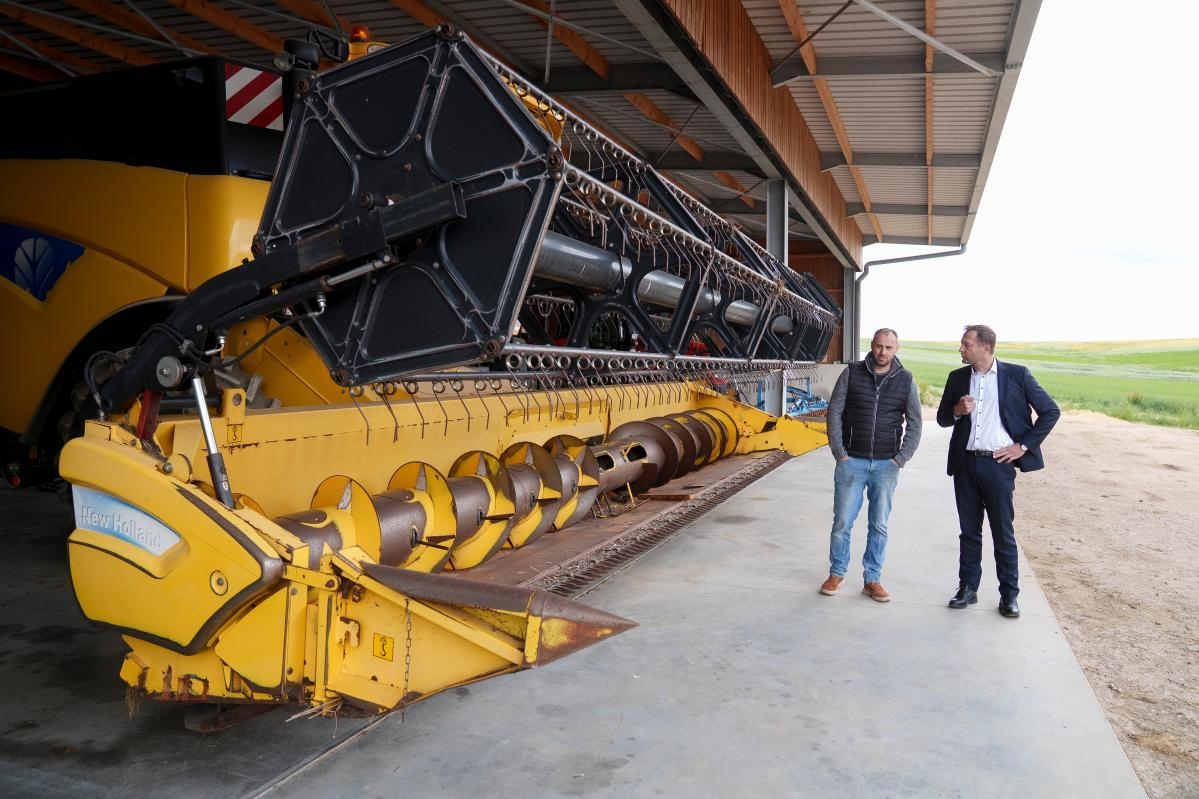 Christophe Hansen, Eurocommissaris voor Landbouw en Voedsel, in gesprek met boeren