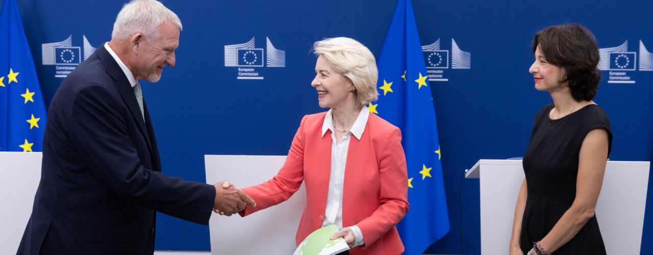 Ursula von der Leyen bedankt experts voor hun onderzoek naar een verbod voor sociale media.