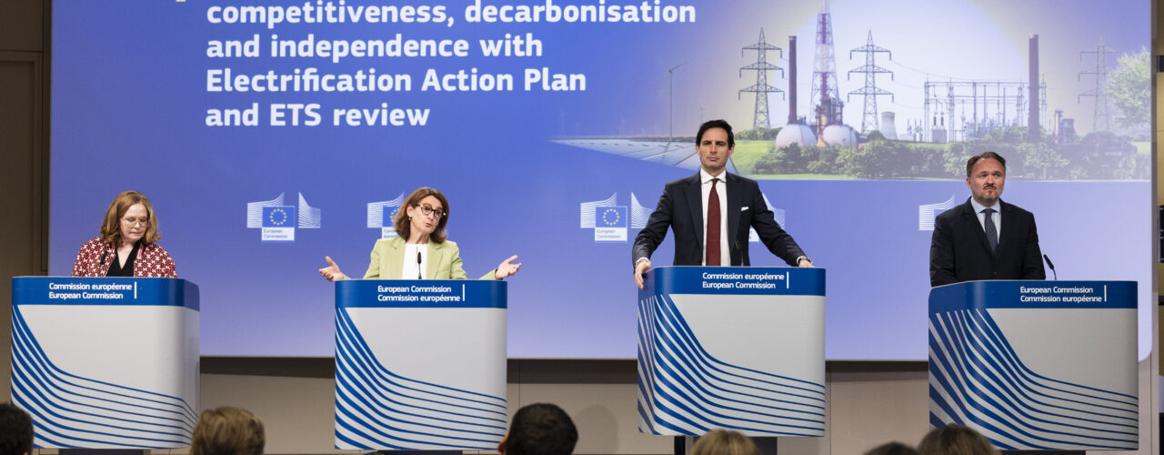 Eurocommissaris Wopke Hoekstra en collega-commissarissen tijdens de presentatie van de versoepelde klimaatplannen