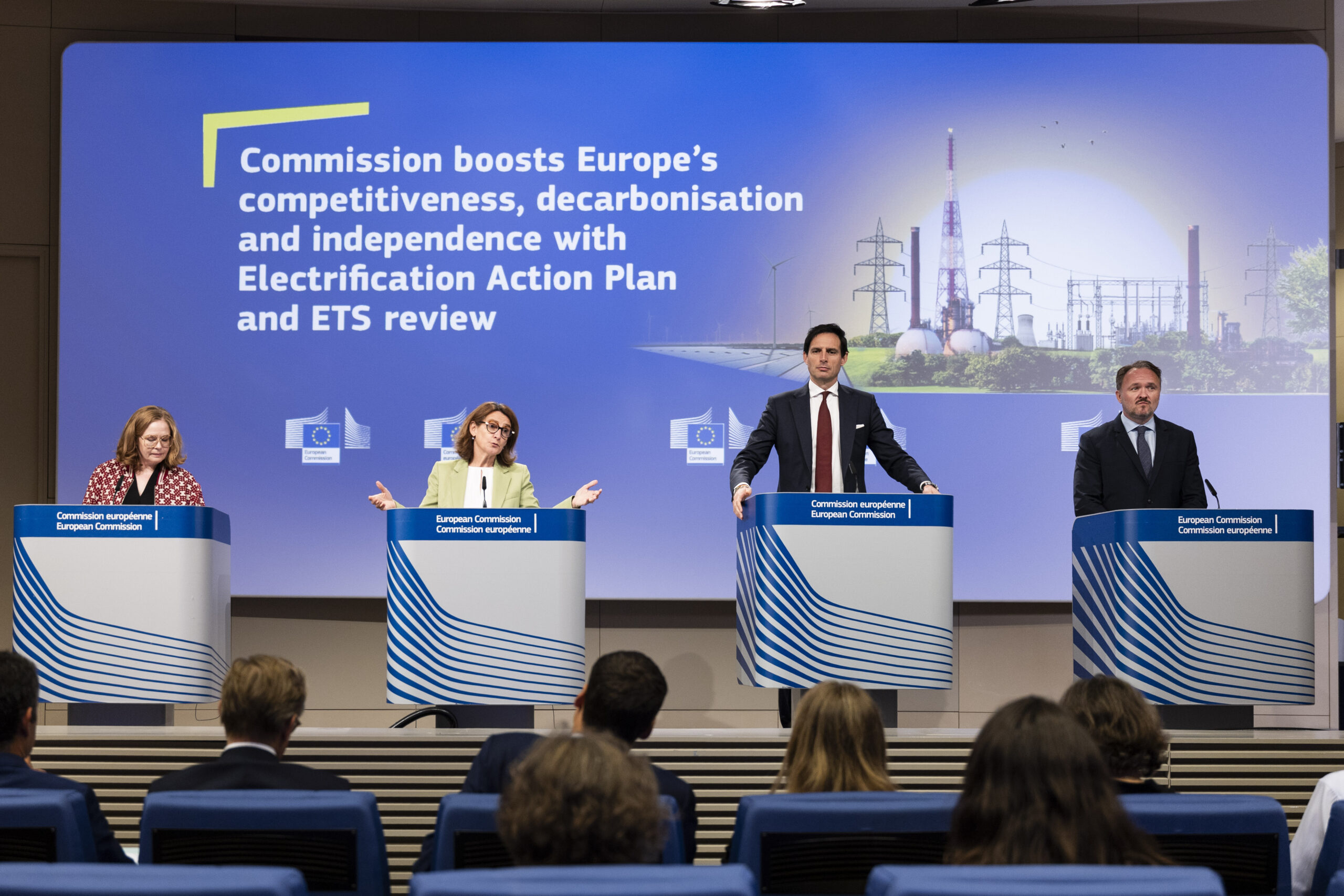 Eurocommissaris Wopke Hoekstra en collega-commissarissen tijdens de presentatie van de versoepelde klimaatplannen
