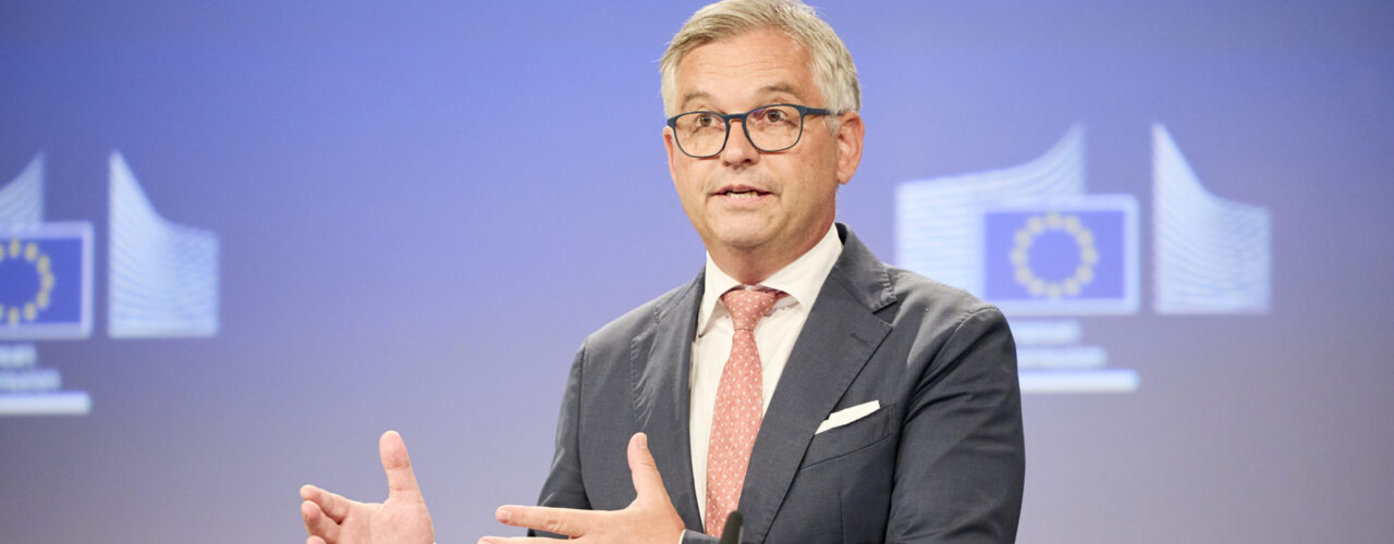 Eurocommissaris Magnus Brunner tijdens een persconferentie over de migratiecrisis in Ceuta