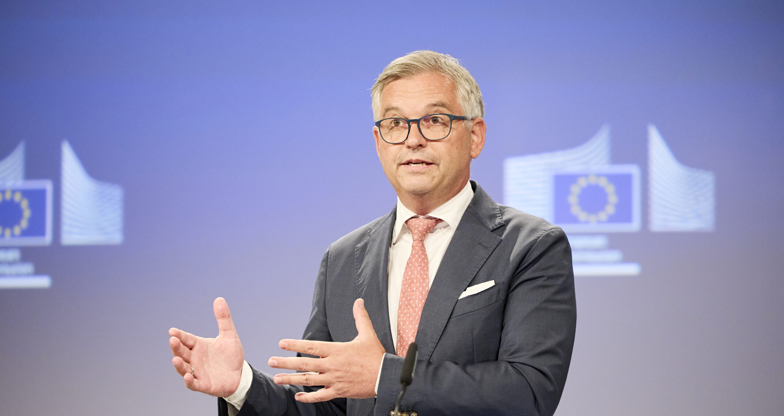 Eurocommissaris Magnus Brunner tijdens een persconferentie over de migratiecrisis in Ceuta