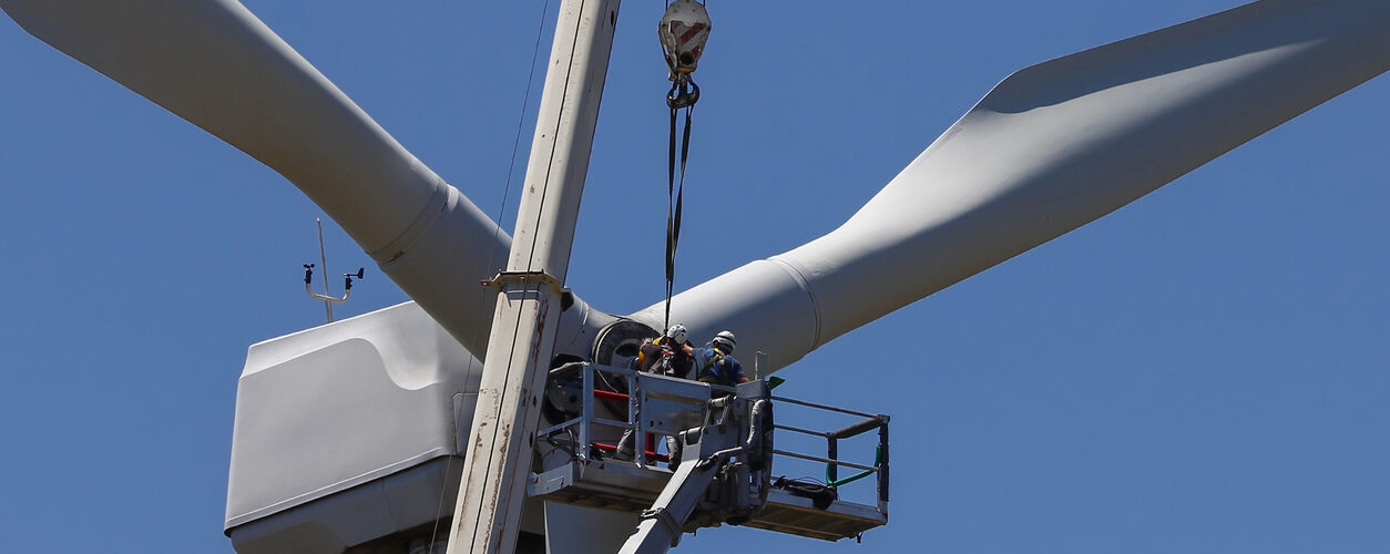 Windmolen in aanbouw die stroom kan delen tegen netcongestie.
