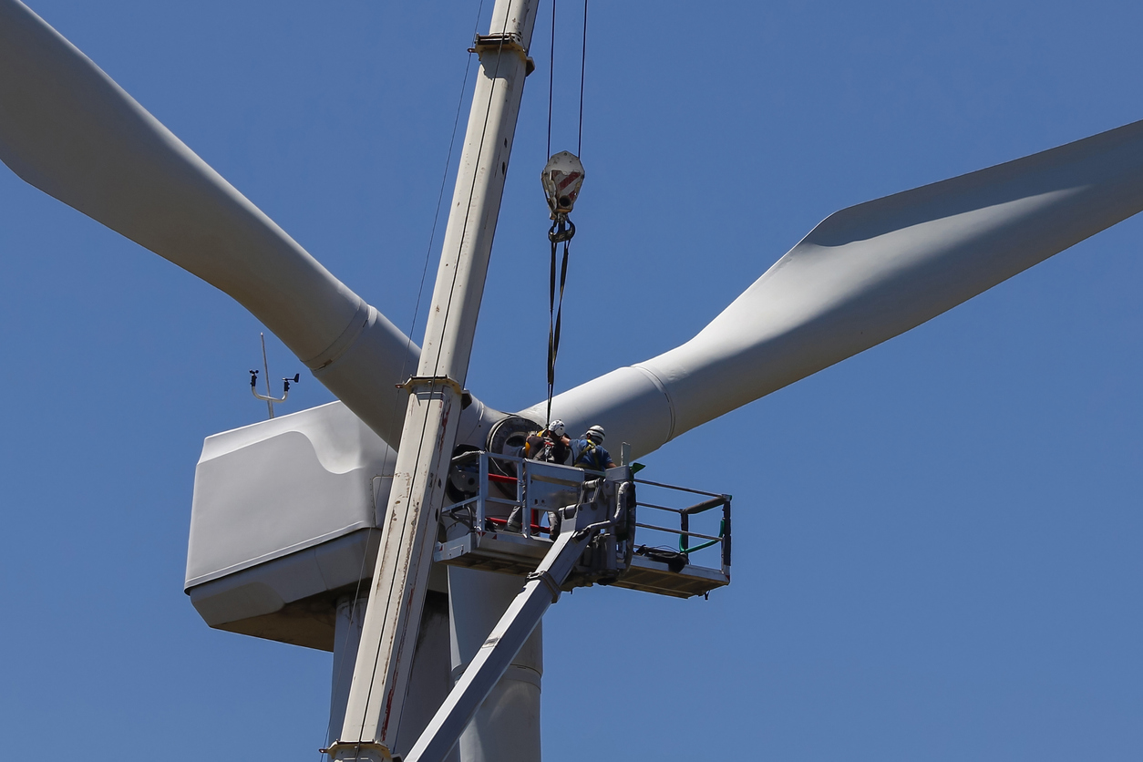 Windmolen in aanbouw die stroom kan delen tegen netcongestie.