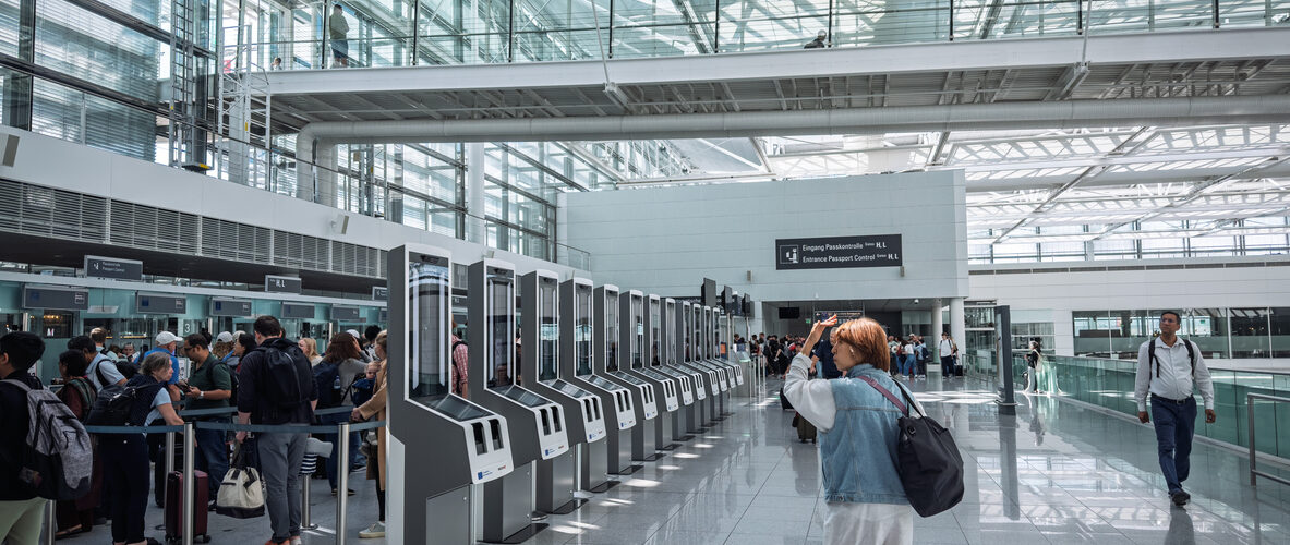 Grenscontrolesysteem op luchthaven in München.